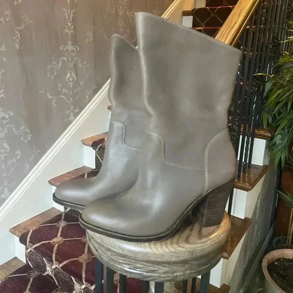 Lucky Brand Embrleigh boot. Worn once. Very good condition size 7. Leather taupe - Picture 2 of 15